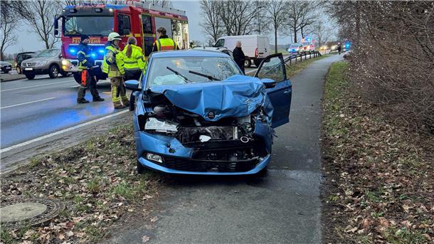 Schwerer Verkehrsunfall auf der L135 bei Nesse Die Fahrer beider Fahrzeuge wurden bei dem Unfall verletzt und mussten in Krankenhäuser gebracht werden.