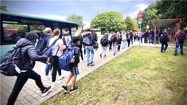 Schülerbeförderung: Kann eine Elterntaxi-Prämie helfen? Die Fahrt zur Schule bereitet vielen Eltern Sorgen: Die Schulbusse sind gut gefüllt, an vielen Bushaltestellen herrscht großes Gedränge.