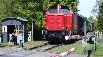 Lok am Bahnhalt Langen