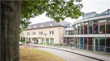 Das Foto zeigt links einen unscharfen Baum und ansonsten ist die Fassade eines Krankenhauses zu sehen. Bei einem Prozess in Osnabrück gibt die "falsche Ärztin" aus Hagen im Kreis Cuxhaven Urkundenfälschung zu.