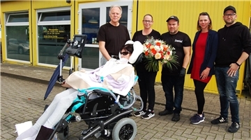 Die Familie der schwer an ALS erkrankten Martina Brüning überraschte die Inhaber des Hagener Bistros „Snack Point“ als Dank für ihre spontanen Spendenaktionen mit einem großen Blumenstrauß: (von links) Michael Brüning, Melanie und Daniel Dias (Snack Point) sowie Svenja und Sven Ulrich.