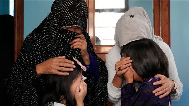 Tödlicher Anschlag auf Privatschule in Kabul Die Familie eines 19-jährigen Mädchens, das Opfer eines Selbstmordattentäters wurde, trauert in Kabul. Bei dem Bombenanschlag auf eine Privatschule sind zahlreiche Menschen ums Leben gekommen.