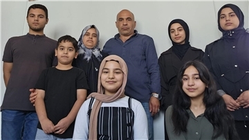 Flüchtlingsfamilie Hassun mit den Eltern und sechs Kindern