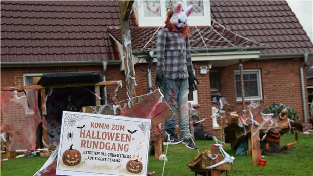 Familie Justus hat ihren Vorgarten für Halloween geschmückt. 