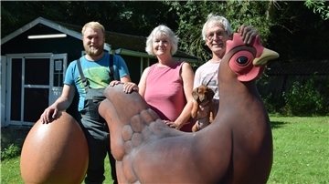 Ein Huhn und ein Ei dienen als Aufsteller vor dem Hof Königsfeld in Nordenham. Dahinter steht die Familie Speckels-Suhren.