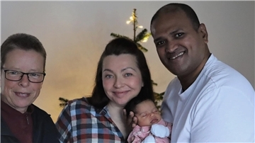 Die Familie zusammen mit Claudia Oerding vom DRK, die es möglich machte, in ein neues Zuhause zu ziehen.