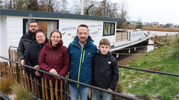 Kuschelig und einzigartig: So urlaubt es sich auf der Otterndorfer „Lieselotte“ Die Familien Hofmann und Jungmann aus Thüringen waren die ersten Urlaubsgäste auf dem 100 Jahre alten Otterndorfer Hausboot "Lieselotte".
