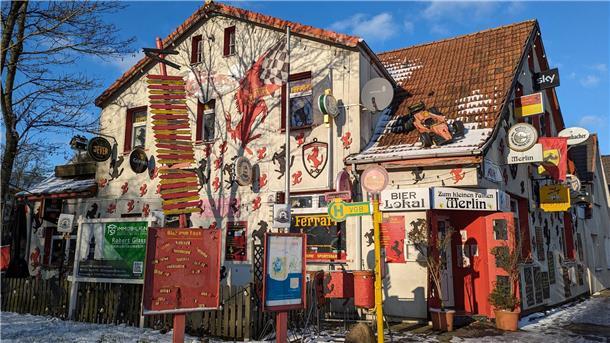 Flohmarkt in der „Ferrari Kneipe“ - Eine Kneipen-Ära geht zu Ende Die Fanartikel aus der Ferrari-Kneipe können Interessierte bei einem Flohmarkt kaufen.