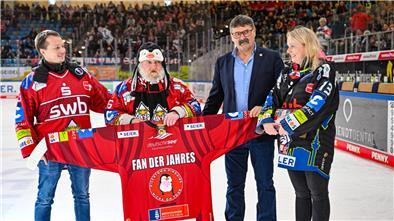 Die Fanbeauftragten Mario Meseke (li.) und Bonnie Satzinger (re.) haben gemeinsam mit Pinguins-Teammanager Alfred Prey den Fan des Jahres ausgezeichnet: Michael Hamann.