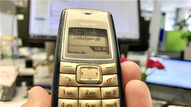 Herr Lichters Schnurrbart, ein alter Schinken und mein kleines fossiles Handy Das olle Nokia-Handy Baujahr 2003 kann zwar nichts außer telefonieren und simsen, aber es ist robust, langlebig, damit klimafreundlich, liegt schmiegsam in der Hand und ist ein echter musealer Hingucker.