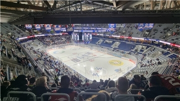Die Fans der Fischtown Pinguins haben es geschafft! Sie sind in der Arena in Mannheim angekommen und warten auf das erste Bully. Puck-Drop ist um 19.30 Uhr.
