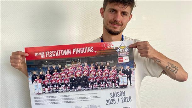Die Pinguins auf der Sail: Tag der Fans am 14. August - NZ verteilt Poster Ein Mann hält ein Poster