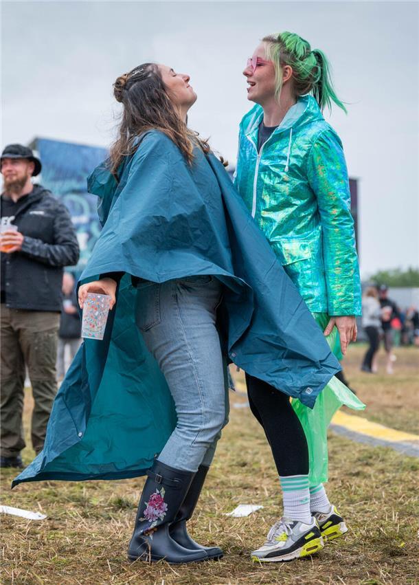 Die Fans feiern ihre Bands auch im Regen.