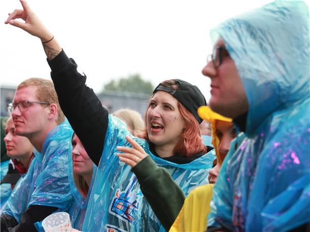 Die Fans feiern ihre Bands auch im Regen.