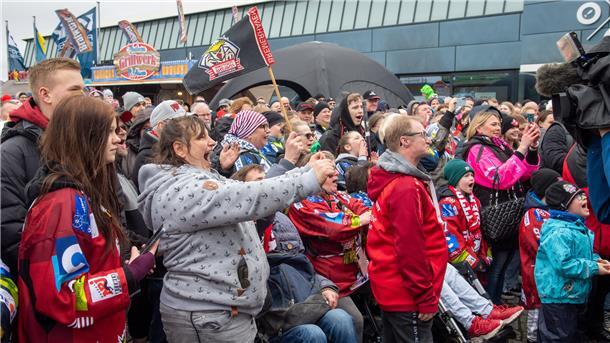 Die Fans genießen die Nähe zu den Spielern.