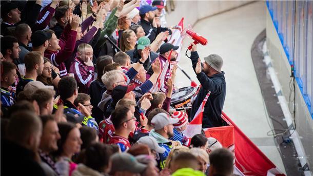 Fischtown feiert: die Pinguins gewinnen das erste Playoff-Finale gegen Berlin Die Fans in der Bremerhavener Eisarena sorgten für Gänsehautatmosphäre.