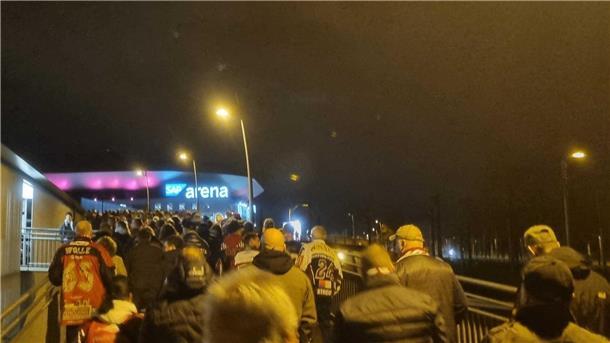Pinguins-Fans on Tour: Per Sonderzug nach Mannheim - Her mit den Punkten (Update 28) Die Fans sind an der Arena angekommen.
