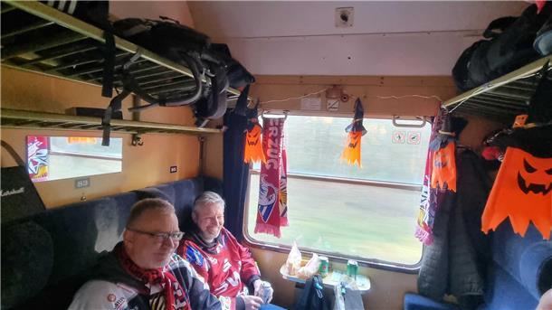 Pinguins-Fans on Tour: Per Sonderzug nach Mannheim - Her mit den Punkten (Update 28) Die Fans sind vorbereitet: Manche bringen ihre eigene Dekoration mit.