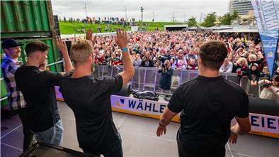 Die Fans strömten zahlreich zur Containerbühne der Maritimen Tage und ließ die ersten Wellen der neuen Saison mit der Mannschaft durch die Reihen schwappen. Selbst auf dem Deich tummelten sich noch einige Anhänger.
