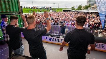 Die Fans strömten zahlreich zur Containerbühne der Maritimen Tage und ließ die ersten Wellen der neuen Saison mit der Mannschaft durch die Reihen schwappen. Selbst auf dem Deich tummelten sich noch einige Anhänger.