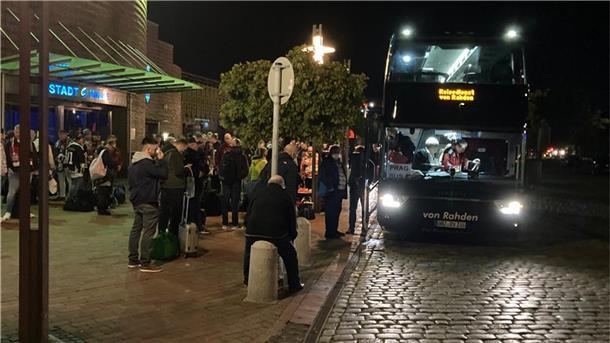 Menschen vor Bus