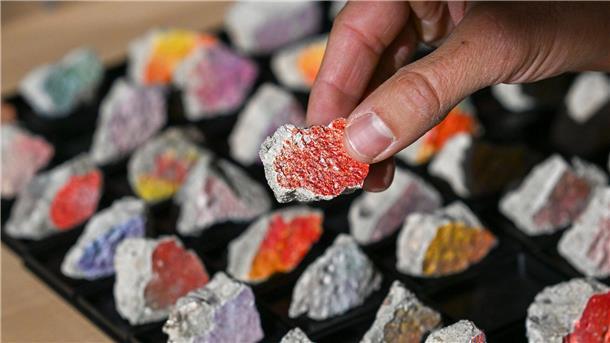 Die Farbe auf den Mauer-Steinen wird neu aufgetragen. 