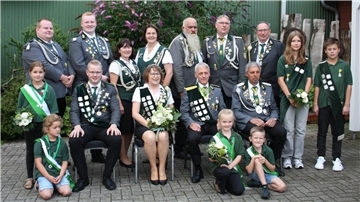 Die Farvener Schützinnen und Schützen freuen sich über ein komplettes Königshaus. 