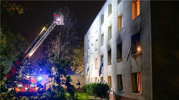 Explosion in Hamburger Männerwohnheim - Mann in Lebensgefahr Die Fassade des Männerwohnheims hat sich durch die Druckwelle verformt.