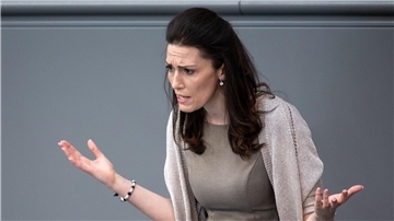 Die FDP-Politikerin Nicole Bauer während einer Bundestagsrede.