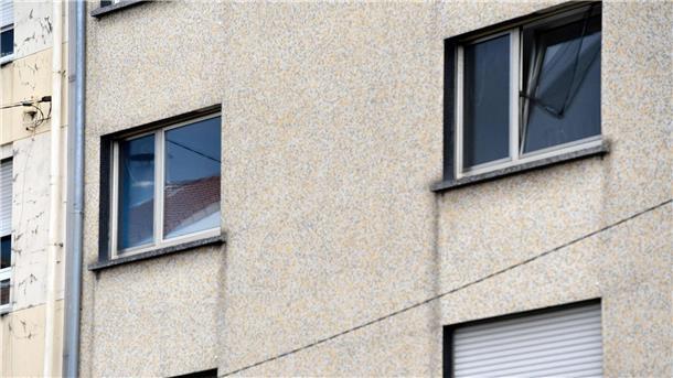 Die Fenster einer Wohnung im französischen Forbach, in der die Frau eines 55-jährigen deutschen Staatsangehörigen nach 12 Jahren Gefangenschaft gefunden wurde.