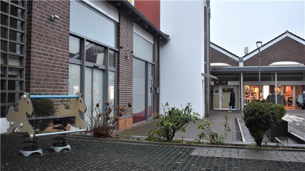 Weiter Warten aufs Eiscafé im Langener Lindenhof: So reagiert der Pächter Die Fensterflächen sind verhangen: Das ehemalige „Kaffeestübchen“ im Lindenhof-Zentrum steht seit Sommer 2019 leer.