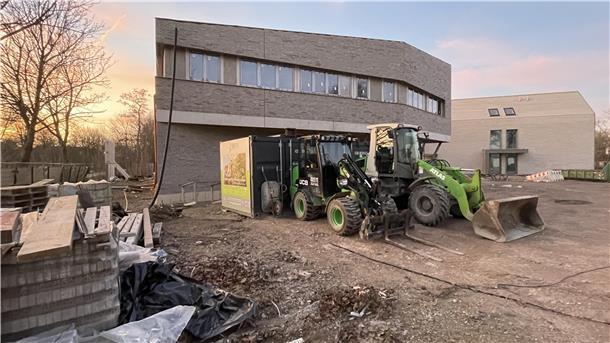Baustelle der Ferienanlage 8er Diek im Nordseebad Tossens in Butjadingen. Vor einem Gebäude stehen zwei Bagger.