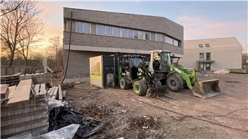 Baustelle der Ferienanlage 8er Diek im Nordseebad Tossens in Butjadingen. Vor einem Gebäude stehen zwei Bagger.