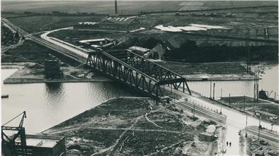 Die fertige Nordschleusenbrücke: Anfang Mai 1930 rollen die ersten Züge über die Brücke, im August 1930 die ersten Autos.