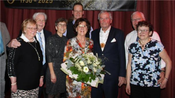 Club Tingo feiert 75. Geburtstag in bester Stimmung Die Festausschussmitglieder gratulierten dem neuen Kohlkönigspaar Christel und Ulrich Jacobs.