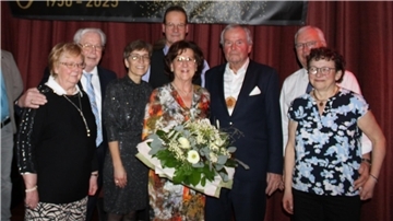 Die Festausschussmitglieder gratulierten dem neuen Kohlkönigspaar Christel und Ulrich Jacobs.