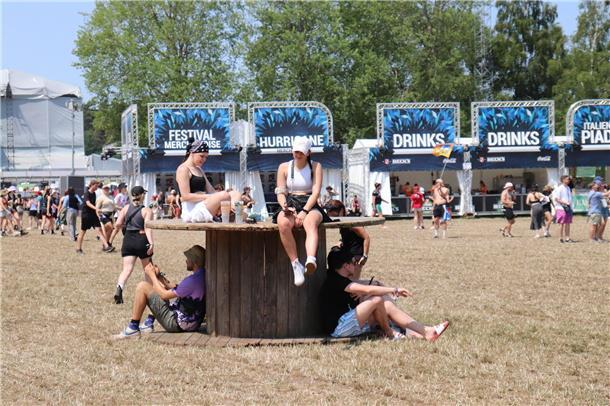 Die Festival-Besucher suchen Schutz unter den Kabeltrommeln.
