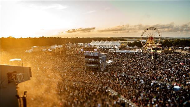 Die Festivalbesucher feierten unter strahlender Sonne auf dem Festivalgelände im Jahr 2019. Darauf können sich die Fans auch in diesem Jahr freuen - zumindest weitestgehend.