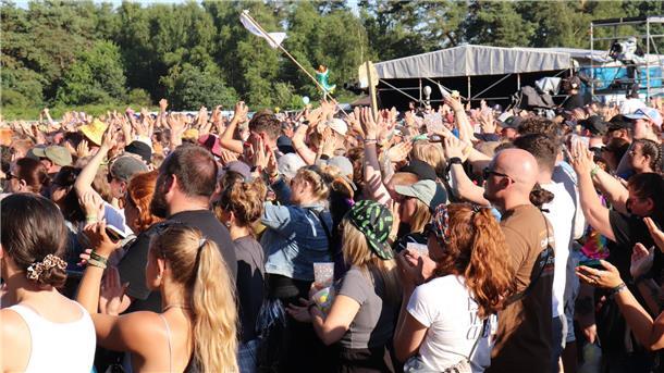 Die Festivalbesucher gehen zum Ende nochmal richtig ab. Auf ein gelungenes Wochenende!