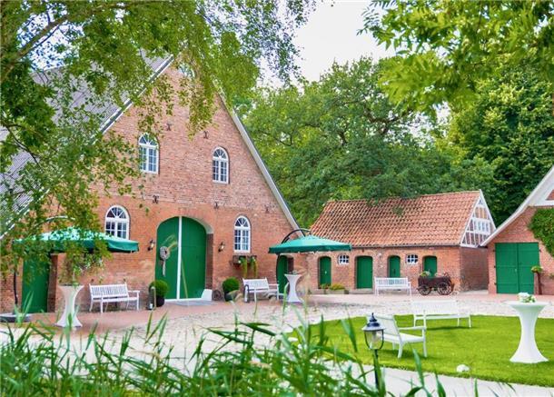 Traumhaft feiern: Die schönsten Hochzeitslocations in Bremerhaven und umzu Die Festscheune „Op de Deel“ ist der perfekte Ort für eine romantische Landhochzeit.
