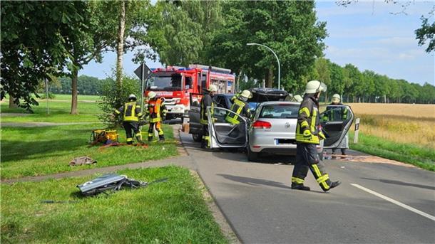 Die Feuerwehr an den verunfallten Fahrzeugen.