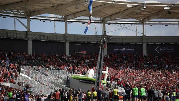 Die Feuerwehr befreite den Fallschirmspringer aus seiner Zwangslage.