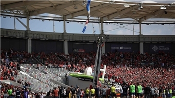 Die Feuerwehr befreite den Fallschirmspringer aus seiner Zwangslage.