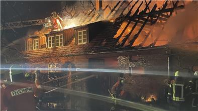 Die Feuerwehr bei den Löscharbeiten am Einfamilienhaus, das in Bülstedt am Samstagabend in Brand geraten war.