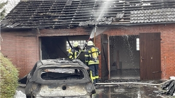 Die Feuerwehr bei den Nachlöscharbeiten in Sittensen.