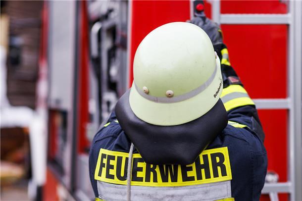 Feuerwehr bekämpft Brand mit Spezialtechnik - Haus unbewohnbar Feuerwehrmann