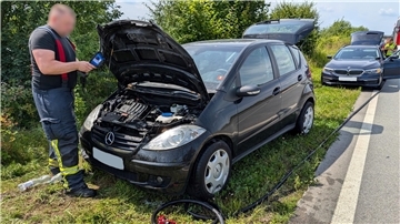Die Feuerwehr brauchte nicht mehr einzugreifen - Ersthelfer hatten den brennenden Kleinwagen auf der Autobahn bereits gelöscht.