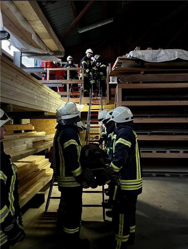 Die Feuerwehr hat verschiedene Szenarien geübt, um für Einsätze in Betrieben gut vorbereitet zu sein. 