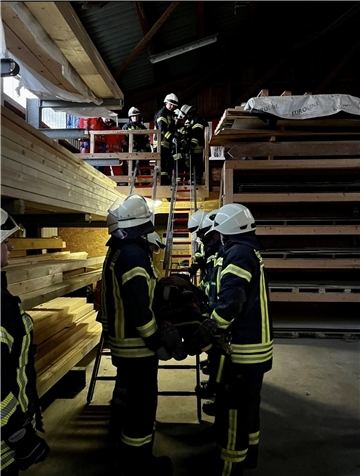 Die Feuerwehr hat verschiedene Szenarien geübt, um für Einsätze in Betrieben gut vorbereitet zu sein. 