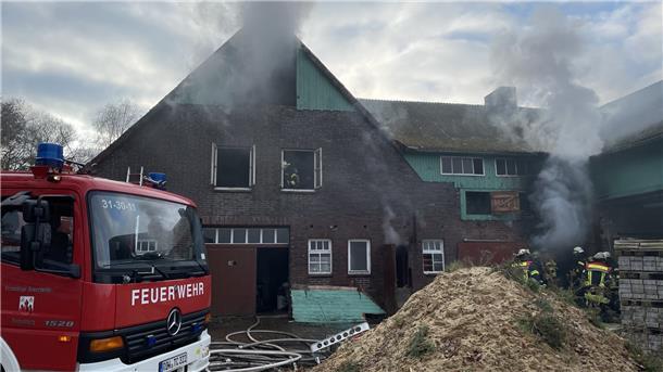 Die Feuerwehr hatte gut zu tun bei den Löscharbeiten in Mehedorf. 125 Einsatzkräfte waren vor Ort.
